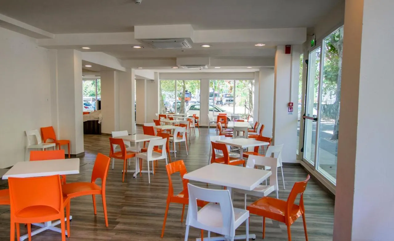 Union Park Hotel - Sul Mare Con Piscina Riscaldata -Idromassaggio -Spiaggia - Parcheggio 3*, Riccione